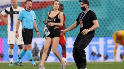 يورو 2020: فتاة تقتحم مباراة بلجيكا وفنلندا (صور)