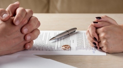 عروس تطلب الطلاق بسبب ضعف نظر عريسها 