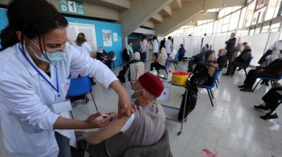 50 % من التونسيين ممن تتراوح أعمارهم بين 60 و 75 سنة تلقوا تلاقيح كورونا 