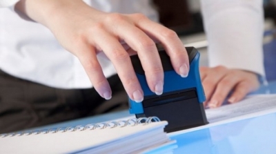 عاملة نظافة تستعمل أختام مؤسسة للتحيل على مواطنين 