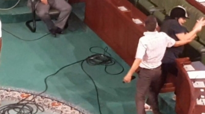 الصحبي صمارة يعتدي على عبير موسى بلكمات مختلفة 