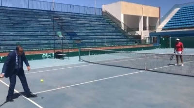 المشيشي يستعرض مهاراته في التنس