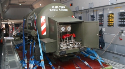 طائرة عسكرية فرنسية محملة بالأكسجين تحل بتونس (فيديو)