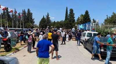 اكتظاظ وعدم احترام للاجراءات الوقائية أمام مراكز التلقيح (صور)