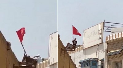 أحد أنصار النهضة يدفع محتجّا من فوق مقر الحركة في القيروان