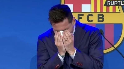 بالصور :ميسي يجهش بالبكاء أثناء المؤتمر الصحفي لتوديع برشلونة