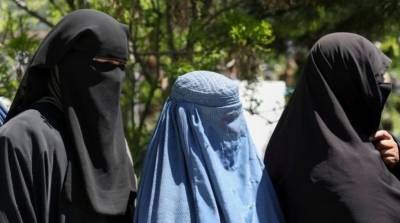طالبان تطلب من النساء العاملات البقاء في المنازل مؤقتا