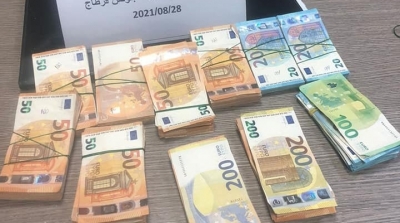مطار تونس قرطاج : إحباط تهريب 231 ألف دينار من العملة الصعبة 
