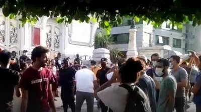 مناوشات بين قوات الامن و المحتجين أمام المسرح البلدي (فيديو)