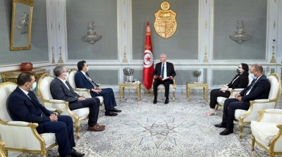 قيس سعيد : زوجة محامي عاطلة عن العمل تمتلك ثروة ب100 مليار  (فيديو)