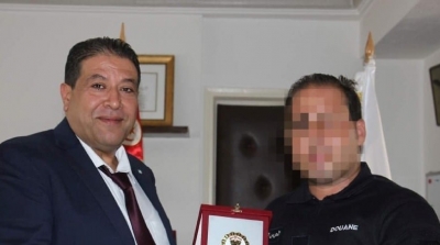 سيدي بوزيد : تكريم العون الذي تعرض للإعتداء من قبل مهربين
