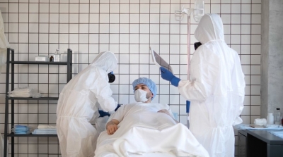 أستاذ في علم الفيروسات: التخلي عن إجراءات التوقي ضد كورونا تنذر بعودة انتشار الجائحة