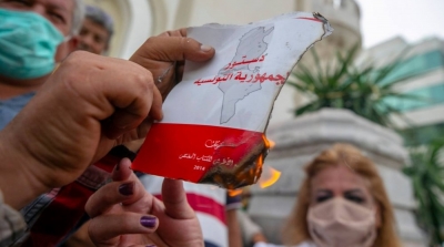 أنصار سعييد يحرقون نسخا من الدستور التونسي و النيابة العمومية تتحرك (صور)