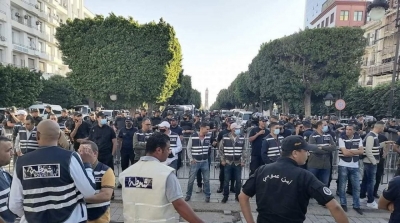 تشابك بين المحتجين وقوات الأمن في شارع الحبيب بورڨيبة (فيديو)