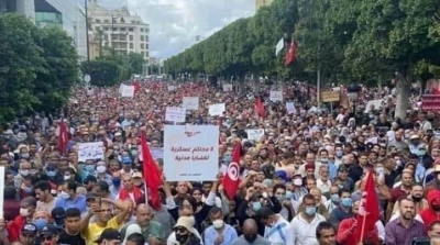 أكثر من خمسة آلاف تونسي يتظاهرون ضد قرارات قيس سعيد (صور)