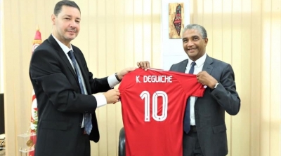 ماهر القروي يهدي كمال دقيش قميص 'ليتوال'