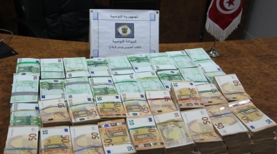 ضبط مسافر بحوزته 1.490 مليون أورو في مطار تونس قرطاج (صور)