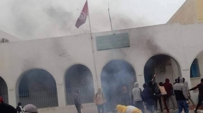 عقارب: حرق مركز الحرس الوطني و انسحاب الوحدات الامنية (صور)